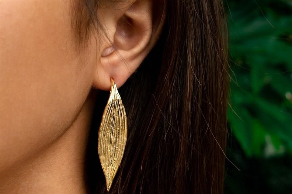 Añade a tu looks aretes con formas orgánicas.