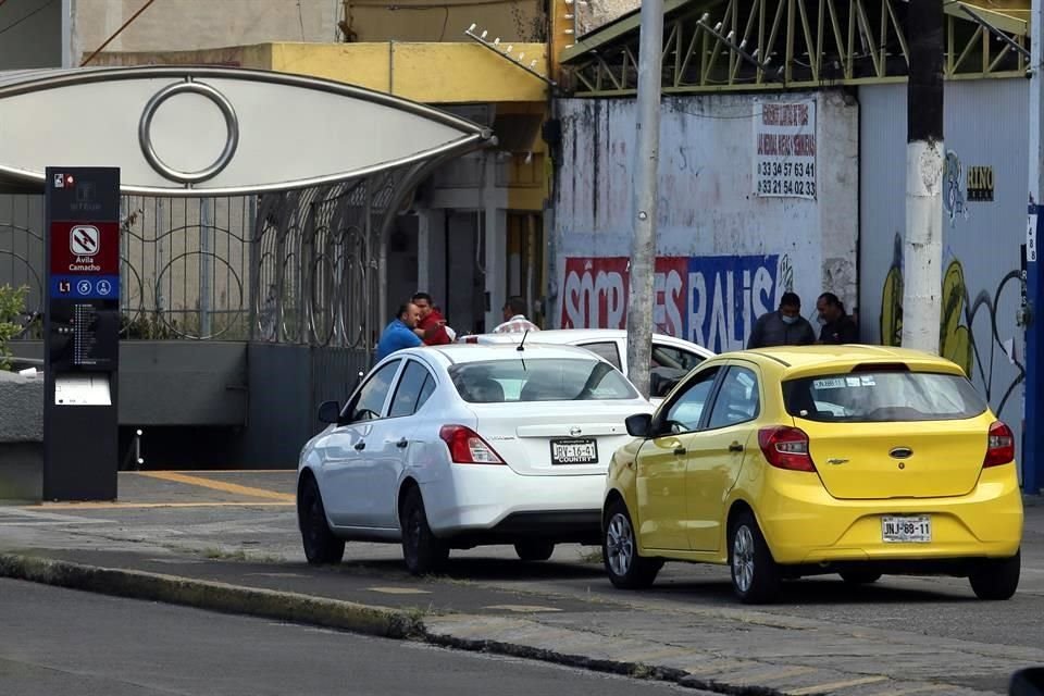 En la salida de la L1, en Federalismo y Ávila Camacho, un grupo de personas prestan servicio de transporte colectivo a varios puntos específicos de la ciudad.