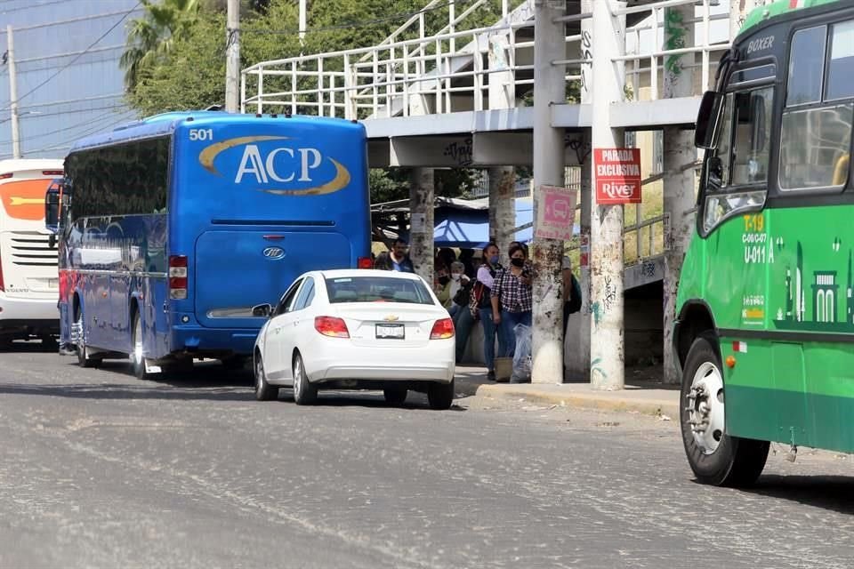 Los autos particulares no están rotulados ni tienen concesión, pero aprovechan el alto flujo de usuarios.