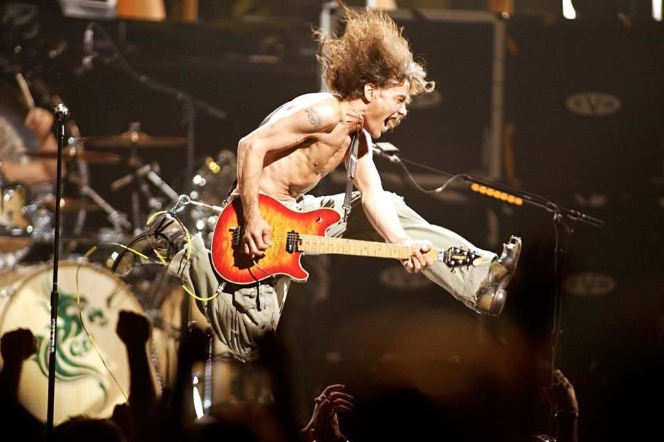 El mítico guitarrista Eddie van Halen, considerado uno de los mejores guitarristas de la historia y un referente del rock, murió ayer por cáncer de garganta.