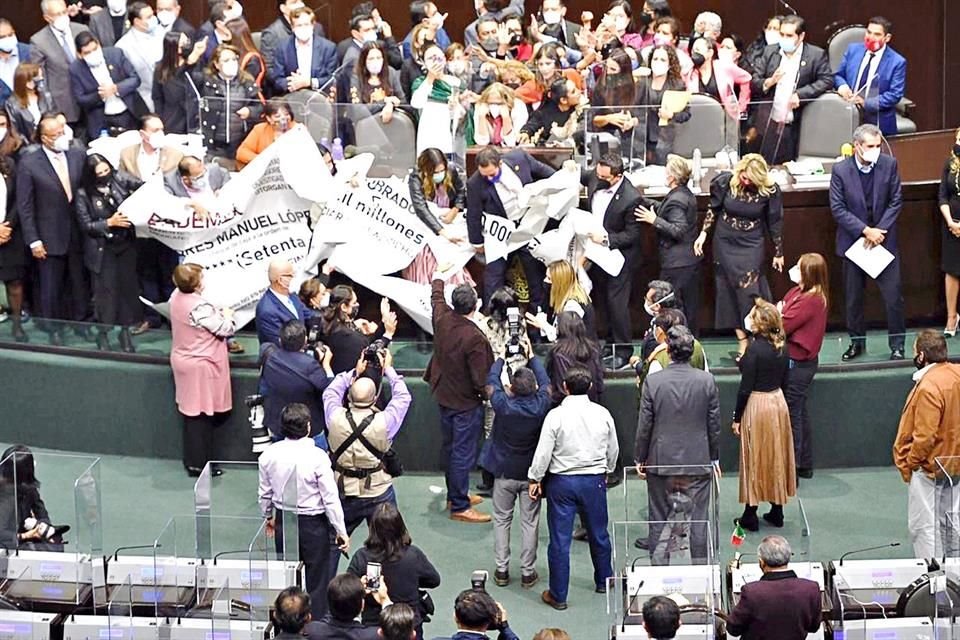 Diputados de Oposición tomaron la tribuna para evitar que se debatiera el destino del Fondo de Salud para el Bienestar.