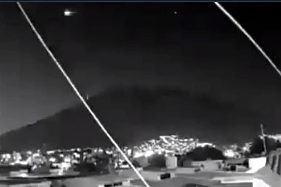 Fuentes oficiales reportaron la caída de un meteorito, que presuntamente sería el que pasó por el cielo regio, en el ejido Lázaro Cárdenas de Ciudad Victoria, Tamaulipas.