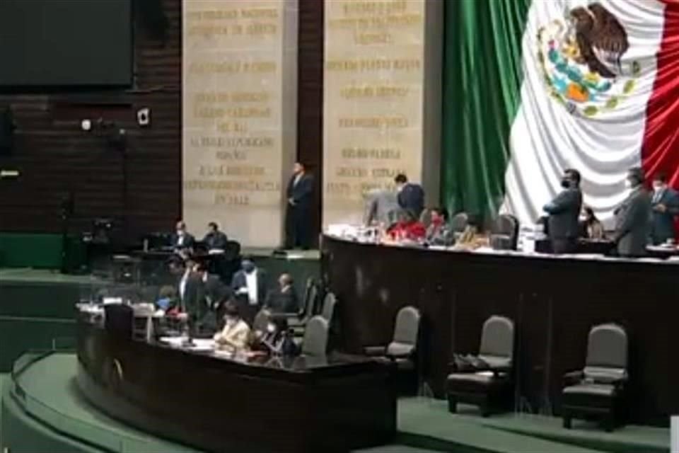 Durante la sesión, el legislador Pérez Negrón solicitó a la presidencia de la Camara baja retirar parte de la reserva de modificación al dictamen de los fideicomisos.