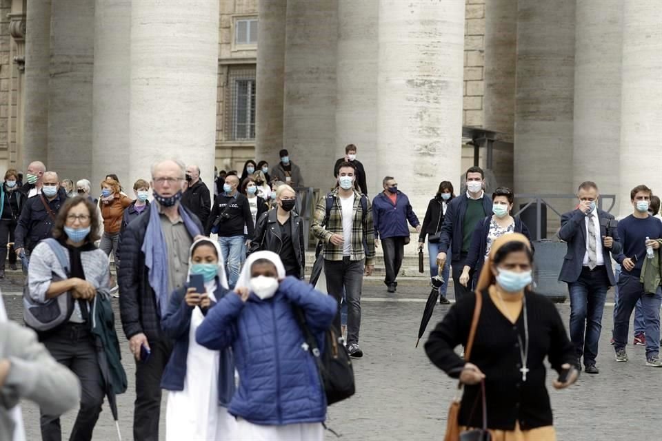 Personas utilizan mascarillas en el Vaticano.