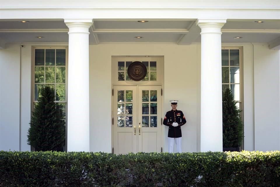 Un Marine resguarda la entrada al Ala Oeste de la Casa Blanca, donde se ha reportado que Trump regresó a trabajar, pese al Covid-19.