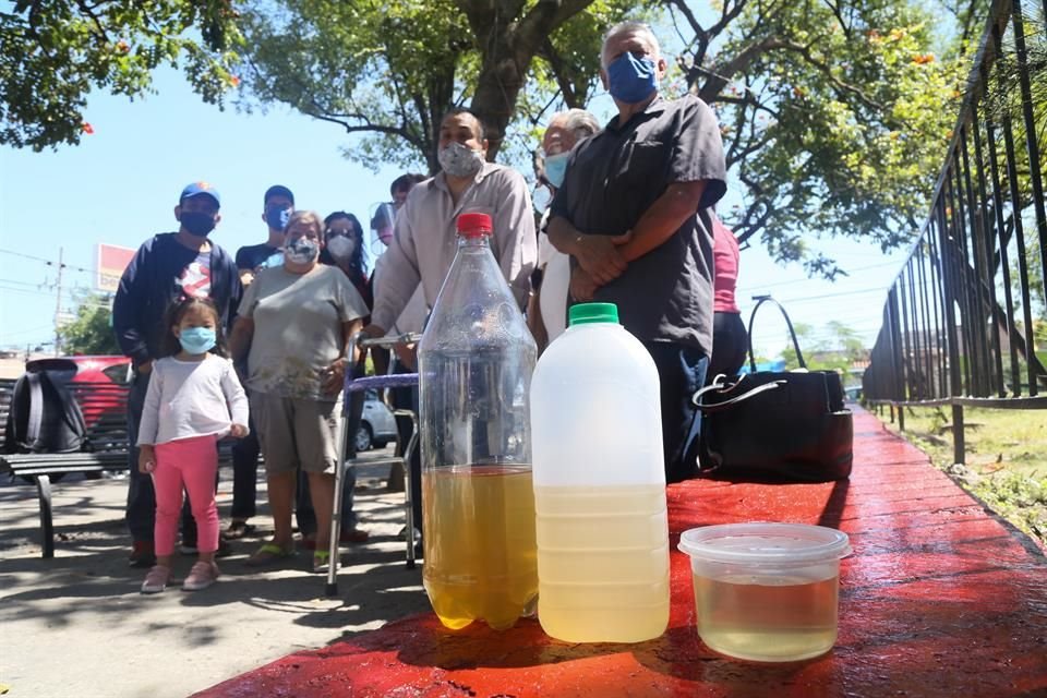 Vecinos de las colonias 18 de Marzo y Colón Industrial mostraron frascos con agua turbia que reciben del Siapa,
