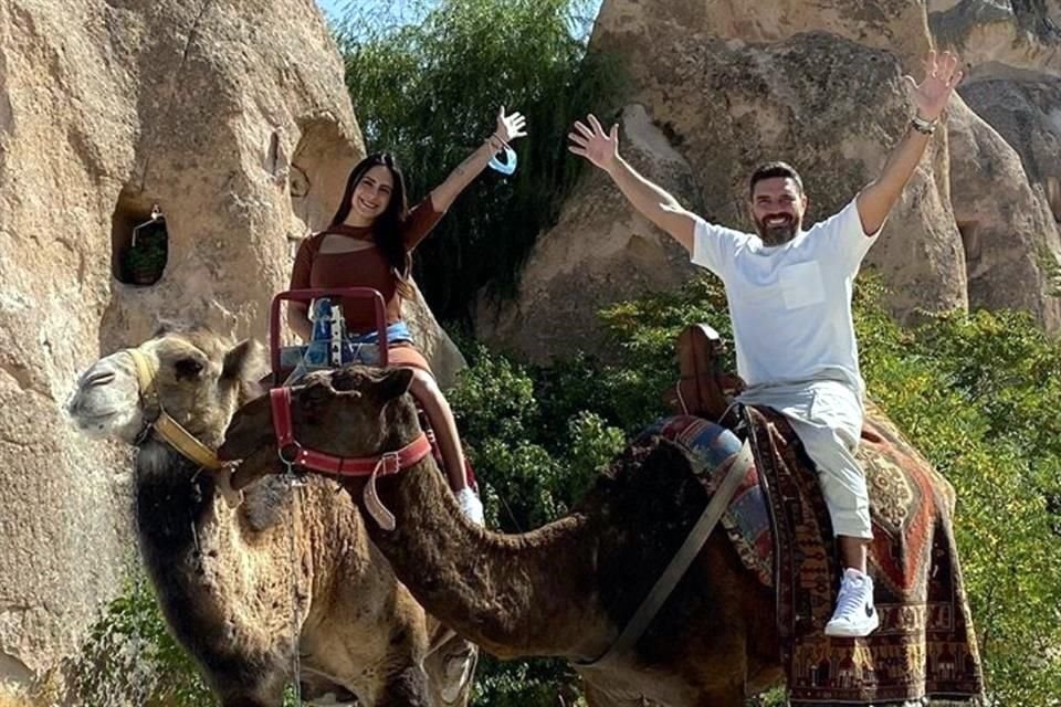 Julián Gil y su novia Valeria Marín en Turquía.