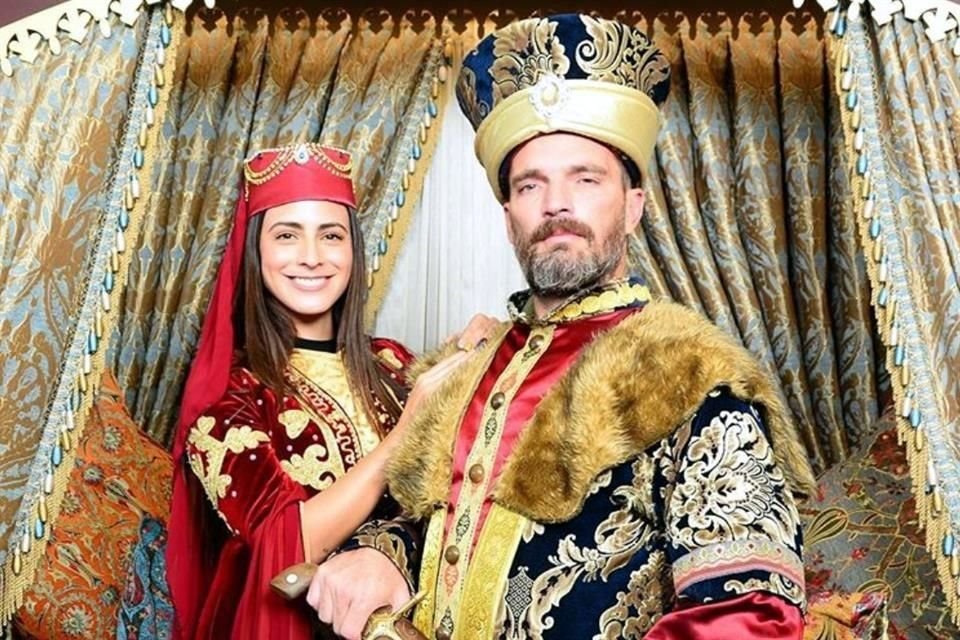 Julián Gil y su novia Valeria Marín en Turquía.