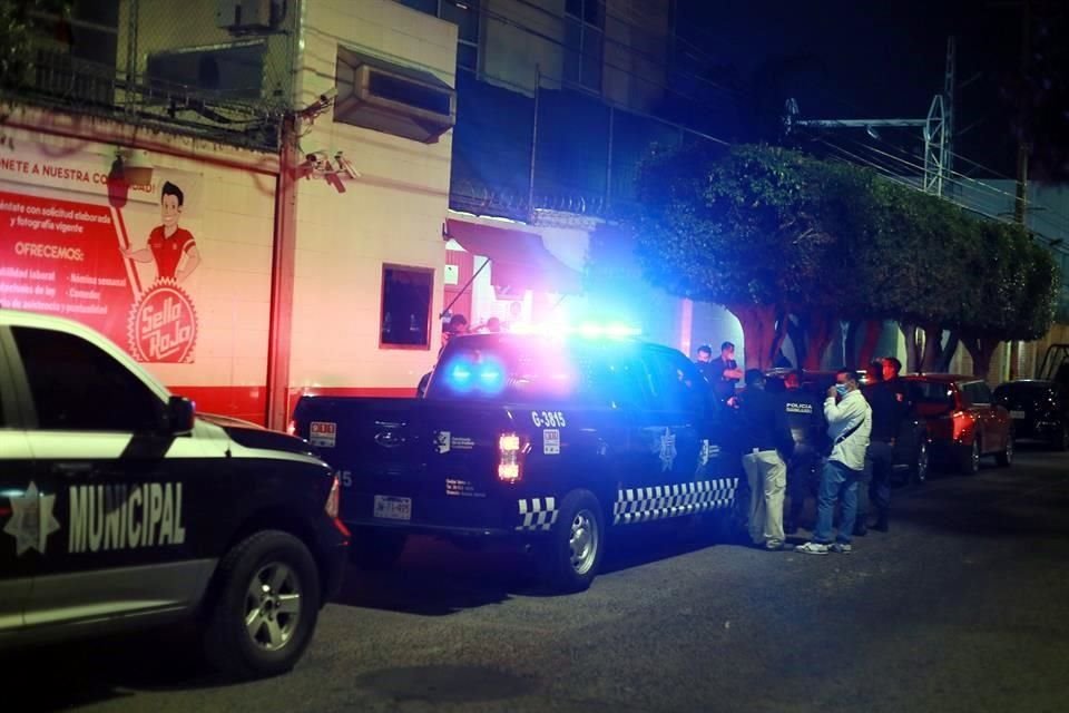 Elementos de la Guardia Nacional, de la Policía de GDL y de seguridad privada resguardan las oficinas de Sello Rojo.