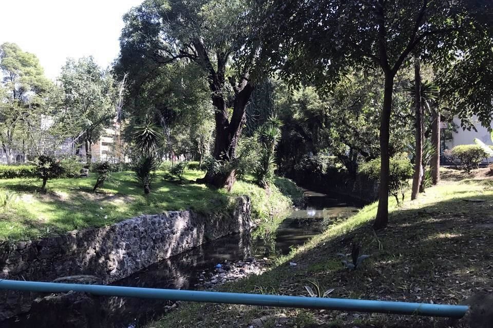 Un parque lineal y la prohibición de descargas de drenaje se contempla en el proyecto.