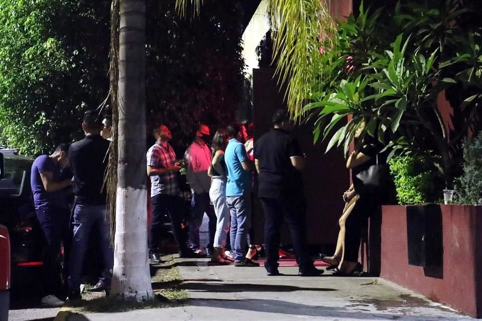 Decenas de personas se aglomeraban para ingresar sin cubrebocas a un bar en Providencia Norte.