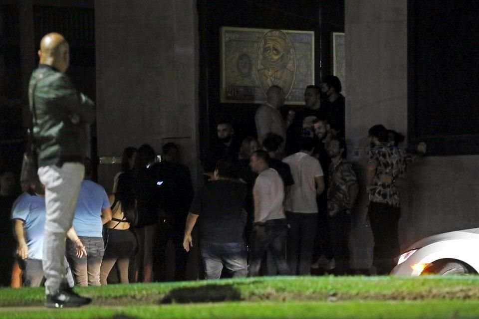 Varios bares siguen operando después de la medianoche, pese a disposición oficial.