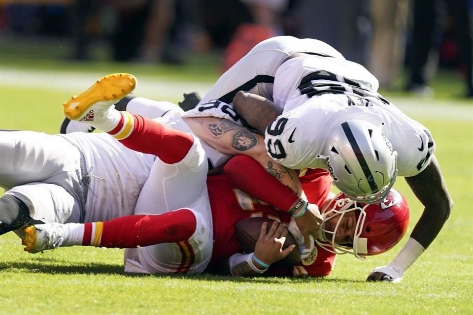 Patrick Mahomes la pasó mal ante al defensiva de los Raiders.