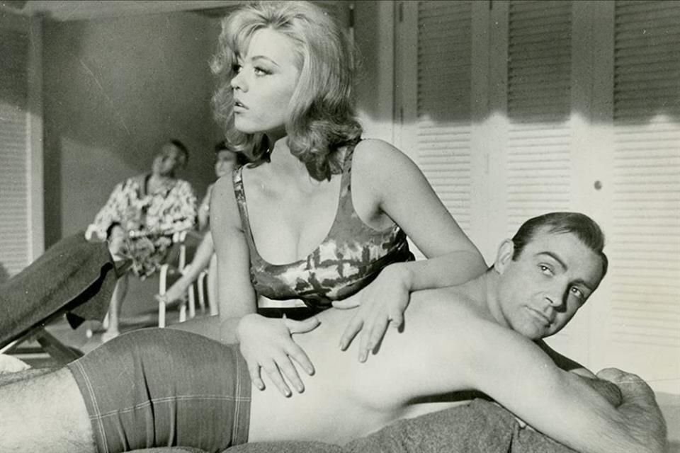 La actriz Margaret Nolan interpretó a una masajista en el filme '007 Contra Goldfinger'; falleció a los 76 años.