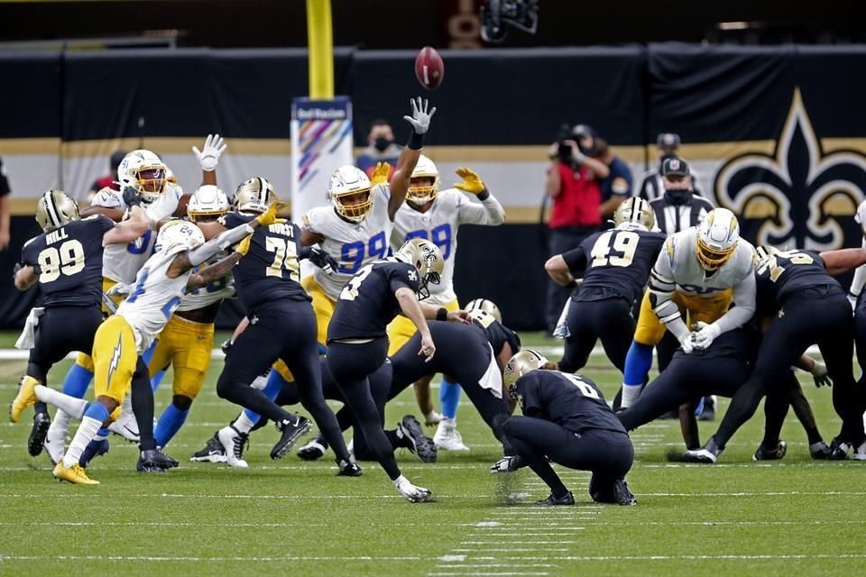 Wil Lutz pateó un gol de campo de 36 yardas con 5:08 por jugar en OT y la defensa de Santos detuvo a Mike Williams, en un cuarto intento, para preservar una victoria 30-27 sobre LA.