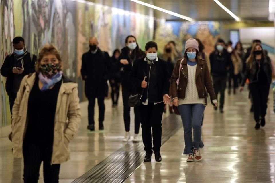 Usuarios del transporte público en Milán usan mascarilla para prevenir la propagación del Covid-19.