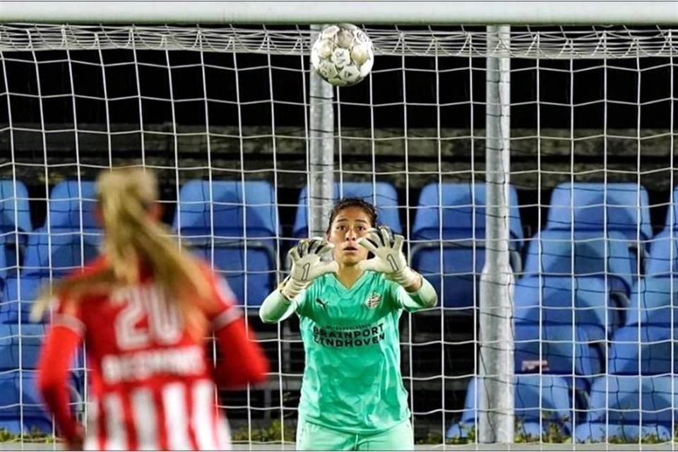 La mexicana Cecilia Santiago milia en el PSV Eindhoven.