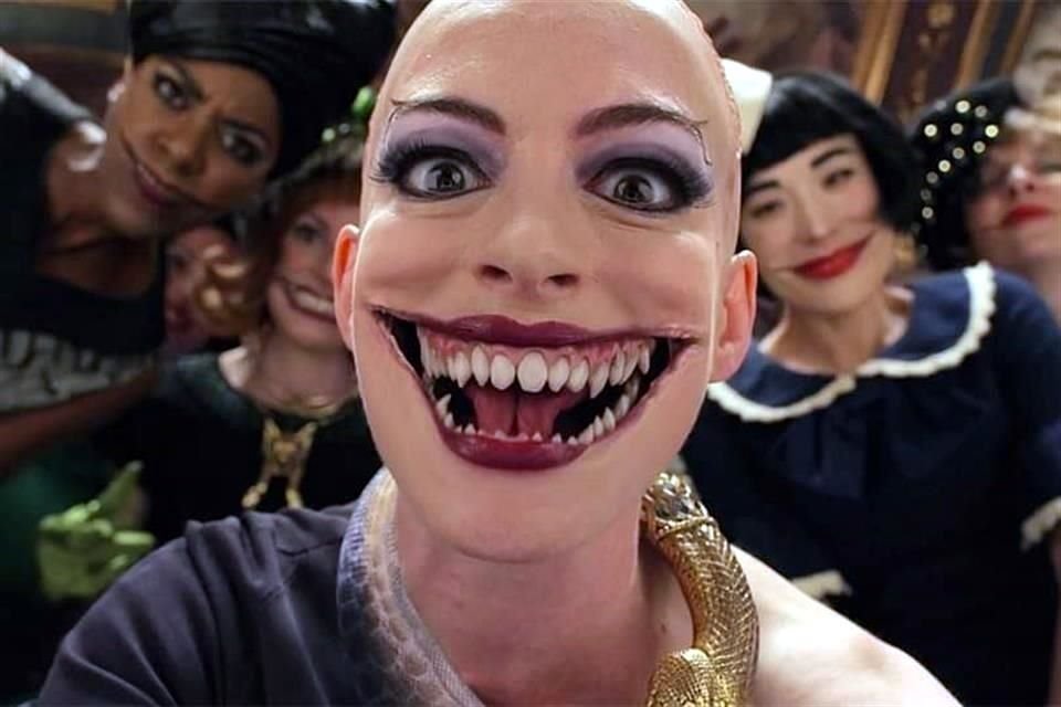 Anne Hathaway sorprende a todos en una nueva imagen de la película Las Brujas