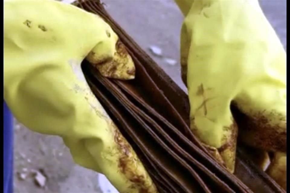 AGUA DE CHOCOLATE... Vecinos de Santa Fe, en Zapopan, mostraron cómo quedan los repuestos de los filtros del líquido del Siapa. 