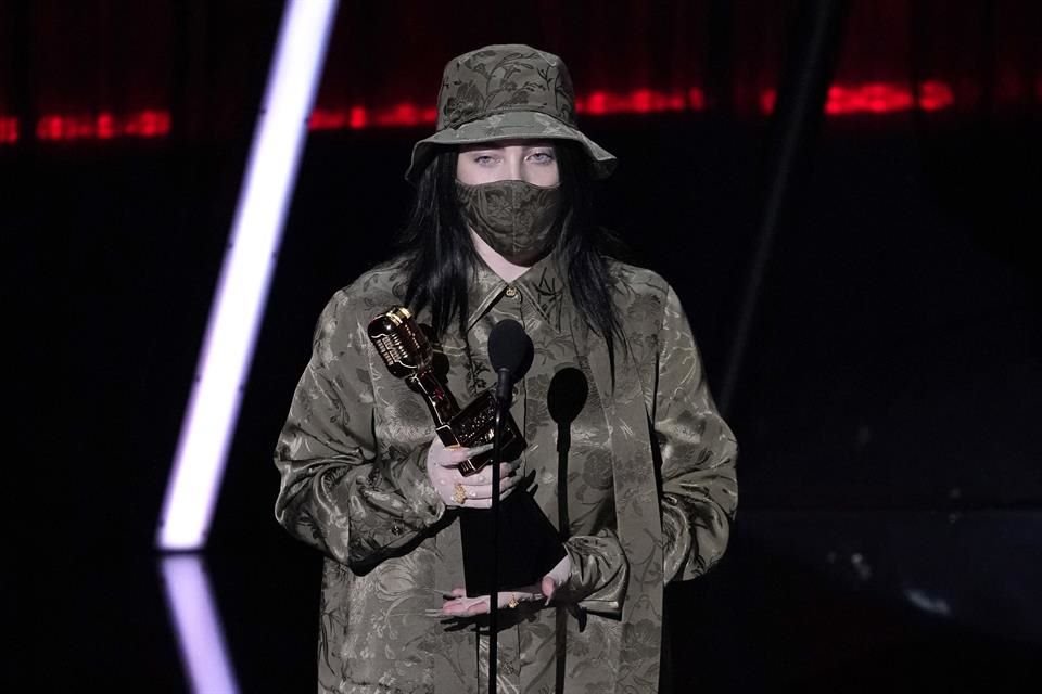 Billie Eilish también reconoció la labor de las mujeres al recibir su segundo premio de la noche.