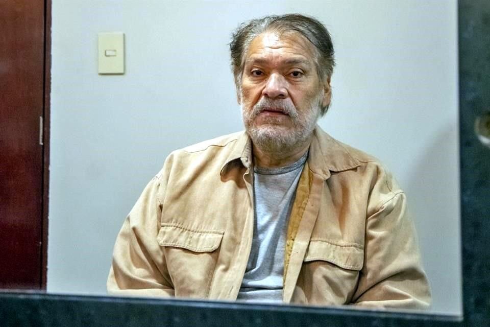 Se trata de dos personas mayores, dos amigos en tiempos de la pandemia, uno de ellos perdió a su mujer y el otro no tiene familia. 
