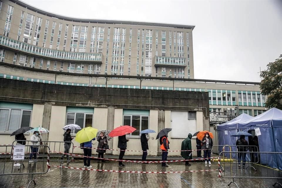 Un grupo de personas hace fila en el hospital de San Paolo en Milán, Italia.