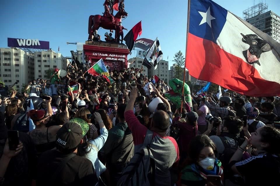 Los manifestantes corearon lemas como 'Chile despertó' y 'El pueblo unido jamás será vencido'.