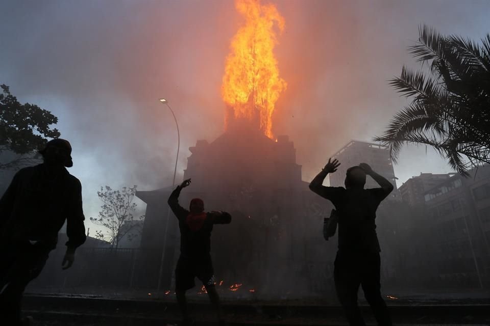 Bomberos trabajan en la extinción del incendio de la Iglesia de La Asunción, en los alrededores de la Plaza Italia de Santiago.