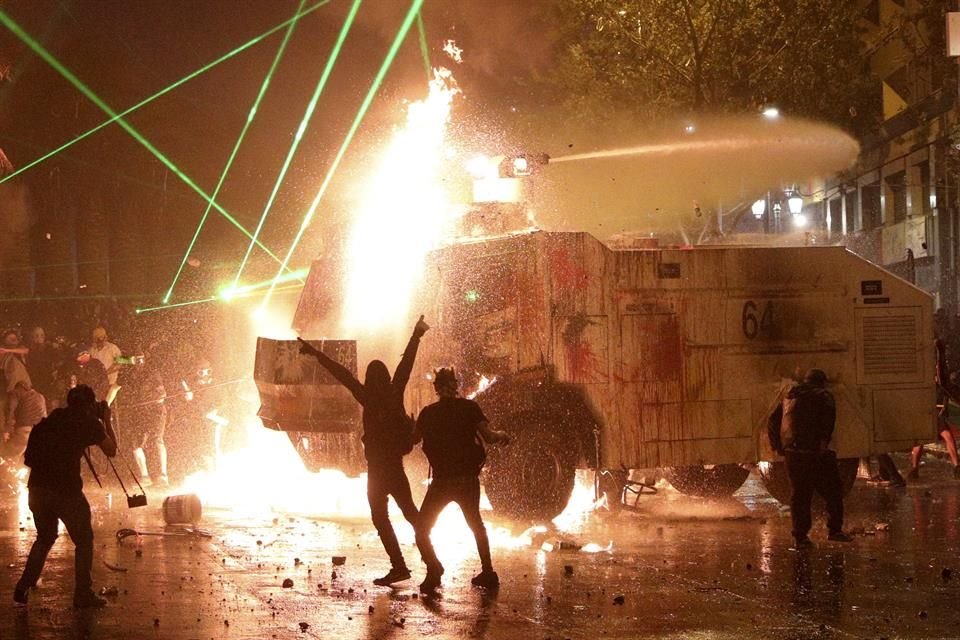 Encapuchados se enfrentaron con la Policía a un año de que iniciaran las manifestaciones en Chile.