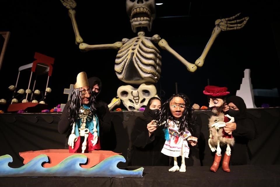 Acudió a la casa de las Marionetas, para ver el ensayo previo al festejo de día de Muertos con Marionetas.