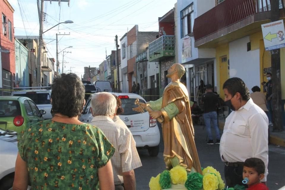 Una procesión pasó y se detuvo a rezar frente al acordonamiento de los muertos.