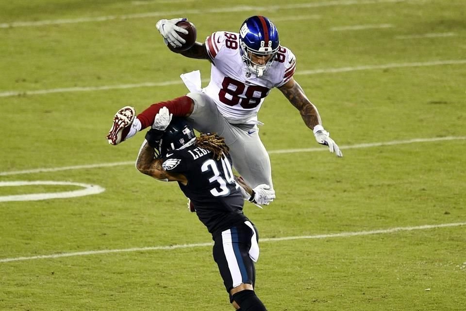 Evan Engram intentó evitar la tacleada, pero fracasó y se llevó un golpazo.
