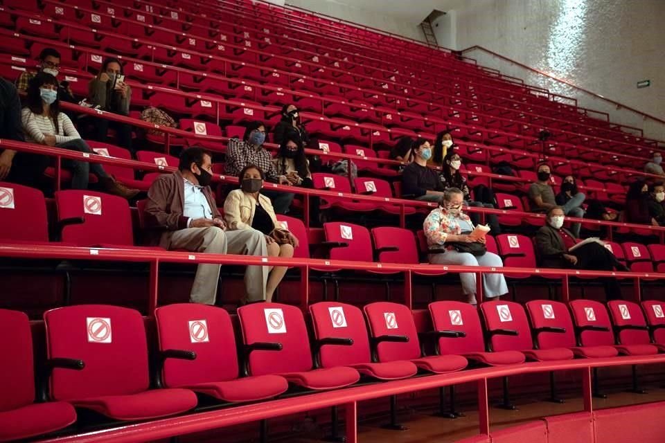 El aforo fue reducido en la sala para respetar la sana distancia.