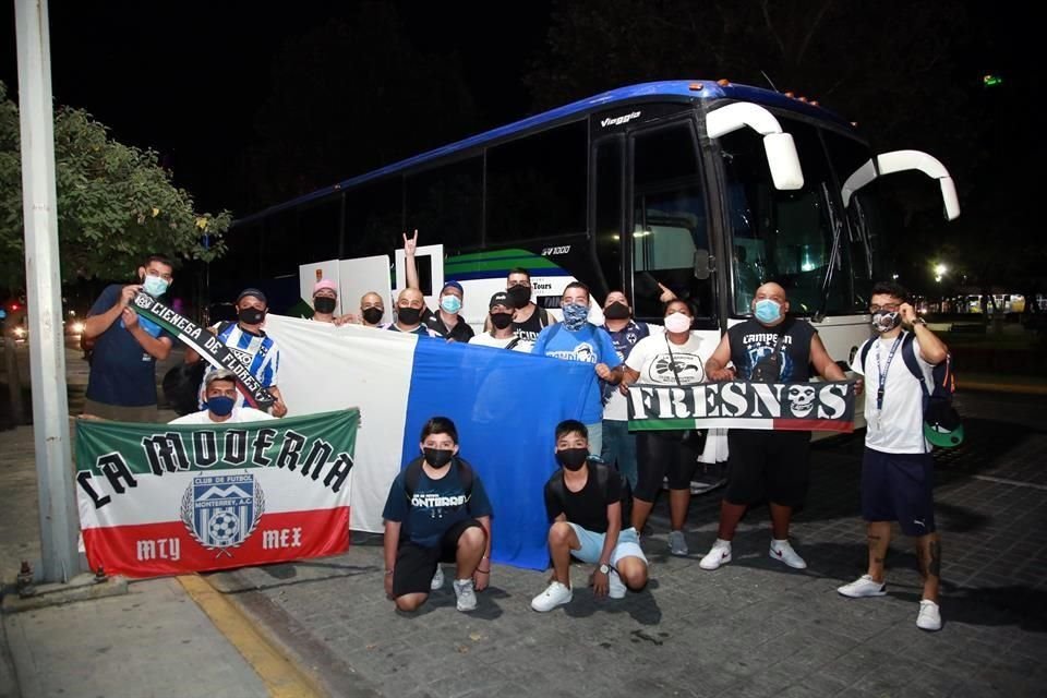 Aficionados de Rayados previo a su partida a Mazatlán.