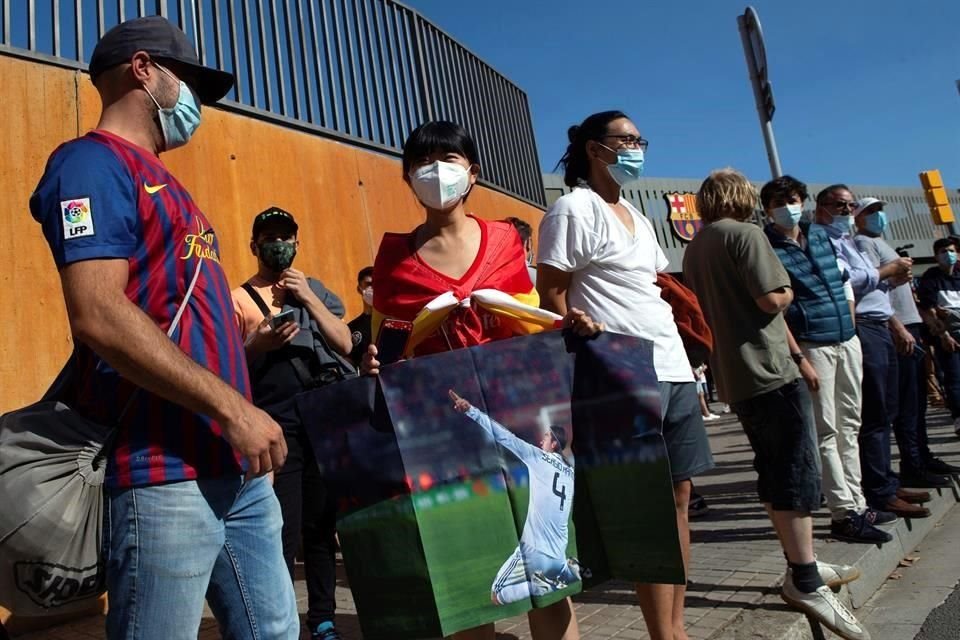Algunos aficionados se reunieron afuera del Camp Nou.