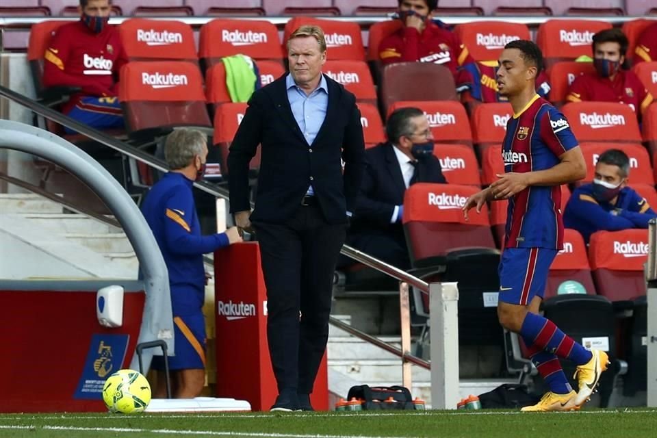 Koeman vio un arbitraje injusto en el Clásico.