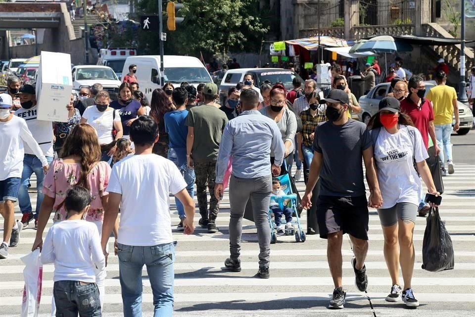 Como presintiendo la inminente activación del botón de emergencia, tapatíos llenaron las calles del Centro de Guadalajara.
