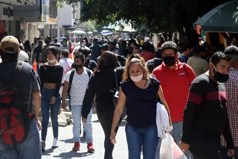 El Andador Santa Mónica, entre Avenida Hidalgo y Morelos, registró ayer una gran cantidad de paseantes, algunos sin portar cubrebocas.