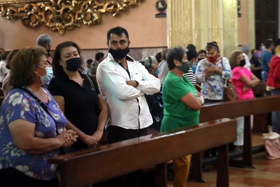 Fieles en misa en el Templo de la Merced no guardaron ayer sana distancia.