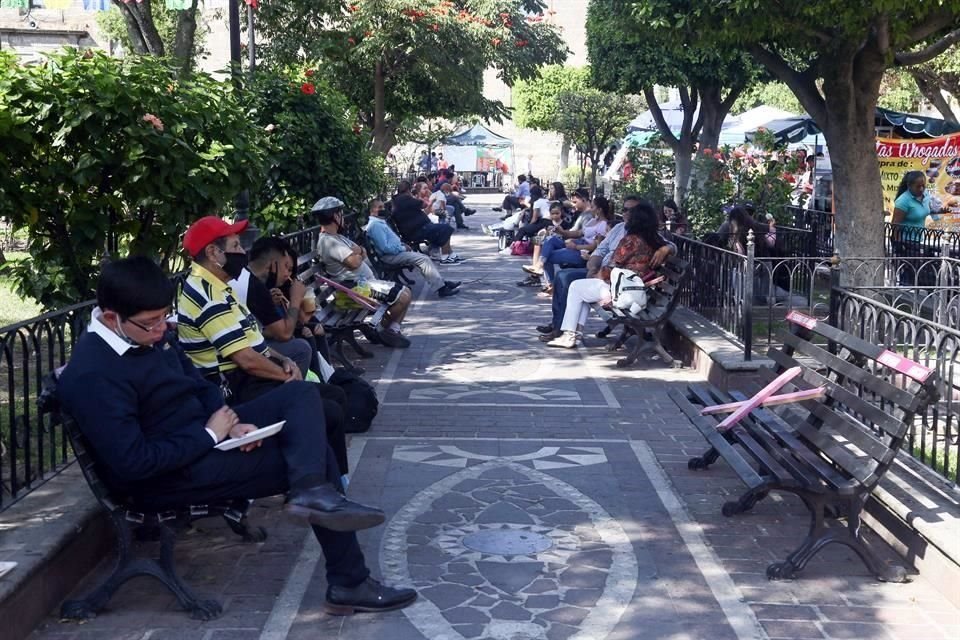 La inhabilitación de bancas, como en este caso en Jardín Hidalgo, no inhibió los tumultos. Incluso, algunos se sentaron pese a las cintas.
