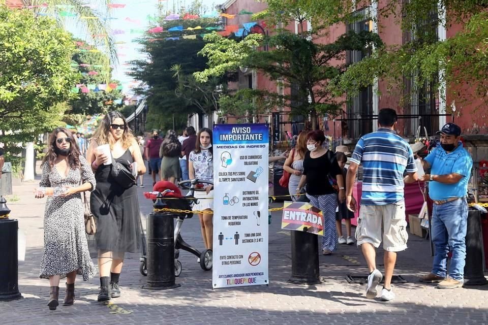 El escenario fue similar en el Centro de Tlaquepaque, aunque en algunos andadores aplicaban gel antibacterial a quien ingresaba.