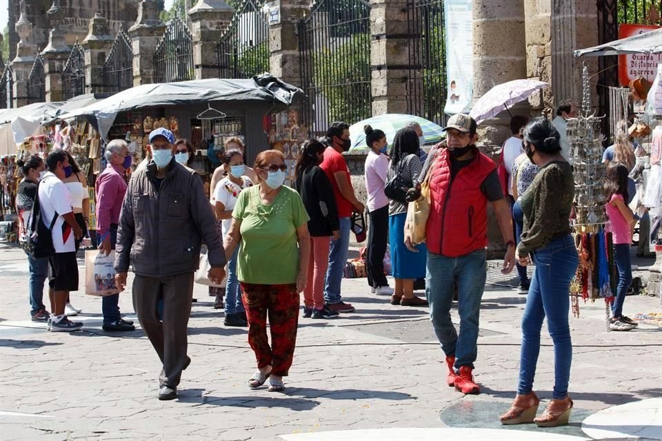 Mientras los contagios se acumulan, las aglomeraciones siguen en la ZMG, como este lunes en la Basílica de Zapopan.