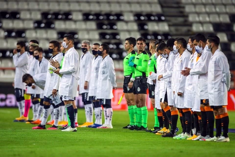 Para la ceremonia previa al juego, ambos equipos salieron con batas para homenajear a los doctores.