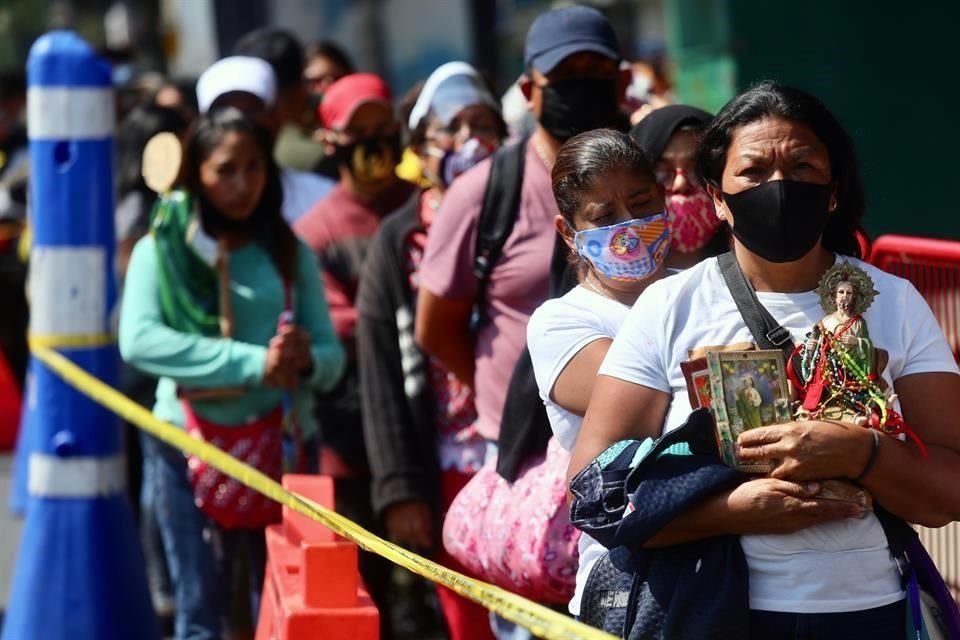 San Judas Tadeo, santo de las causas perdidas... el llamado a no acudir a la iglesia de San Hipólito fue ignorado y el Gobierno capitalino permite el ingreso de fieles al recinto; se les aplica gel en acceso e invita a mantener sana distancia.