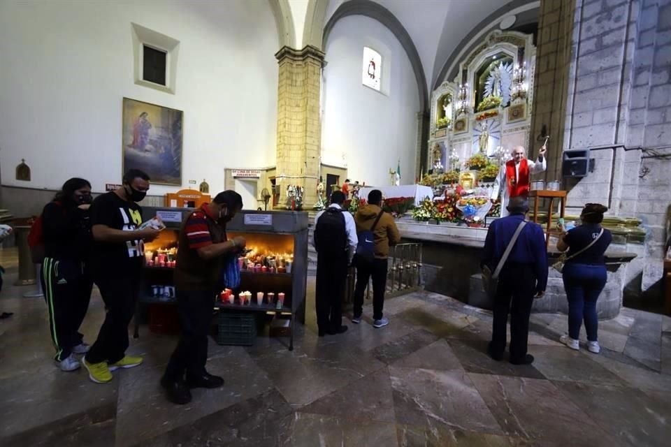 Alrededor de las 10:35 horas, el párroco empezó a dar bendiciones con agua bendita a algunos creyentes, tras pedir a la población que se quede en casa.