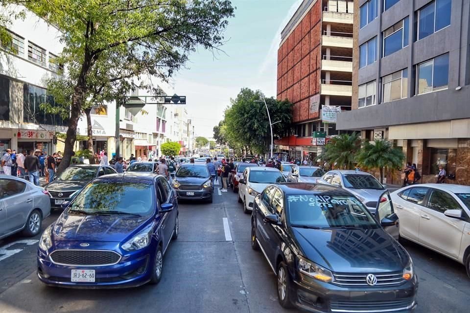 Los manifestantes bloquearon el carril oriente de la Calzada en su cruce con Javier Mina, para posteriormente avanzar y usar de estacionamiento la Avenida Juárez, entre Degollado y La Calzada.