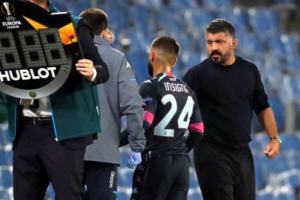 Gennaro Gattuso consoló a su jugador, Lorenzo Insigne, quien salió lesionado.