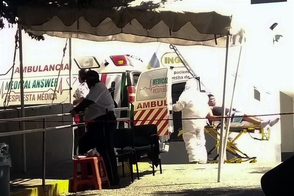 Constantemente llegan pacientes al Hospital Civil Juan I. Menchaca, posiblemente contagiados de coronavirus.