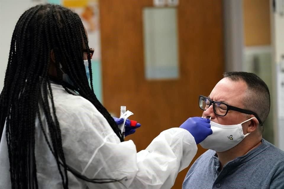 Un profesor se somete a una prueba de Covid-19 en una escuela de Nueva York.