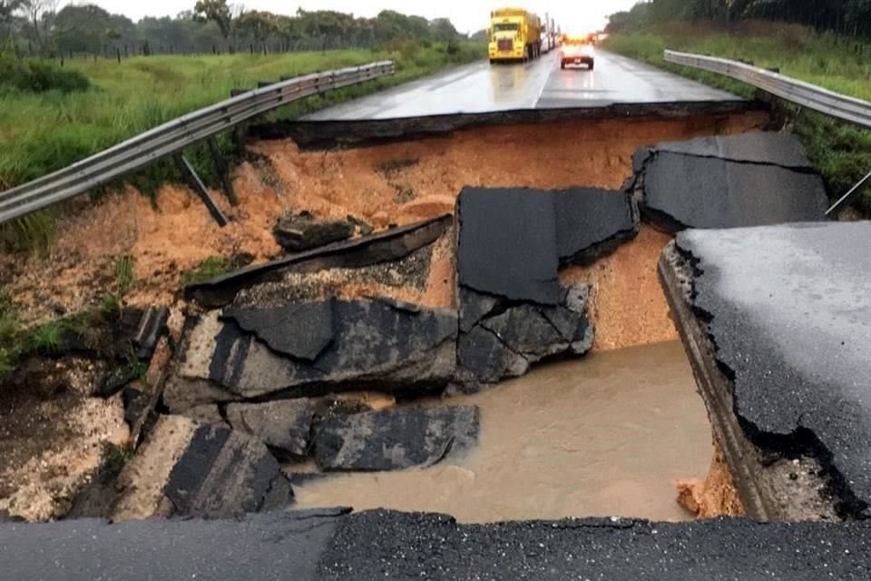 En Chiapas, las inundaciones provocaron el colapso de un puente en la carretera  Las Choapas a Ocozocoautla.